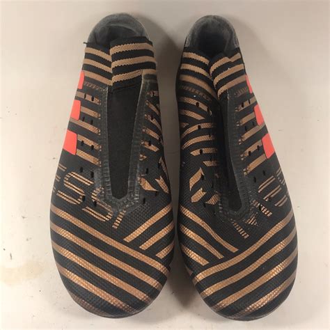 fußballspieler schwarzgold adidas schuh